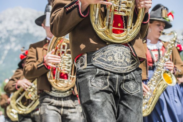 Bauernmarkt mit Blasmusik
